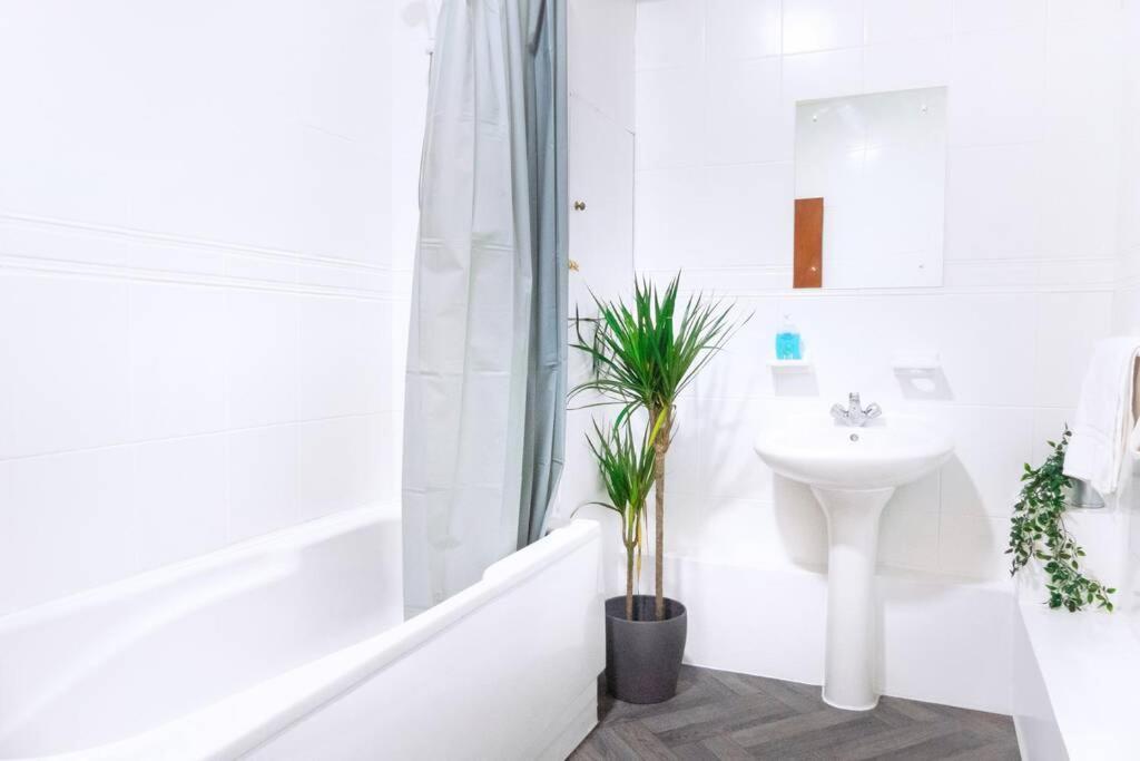 קארדיף Apartment Up To 9 Close To Centre, Big Tv And Wifi מראה חיצוני תמונה
